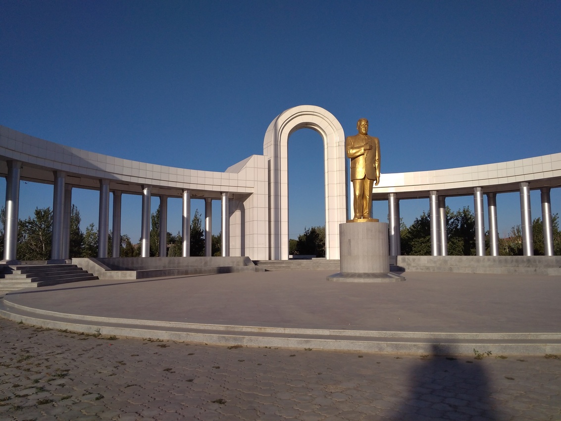 Памятник Сапармурату Ниязову