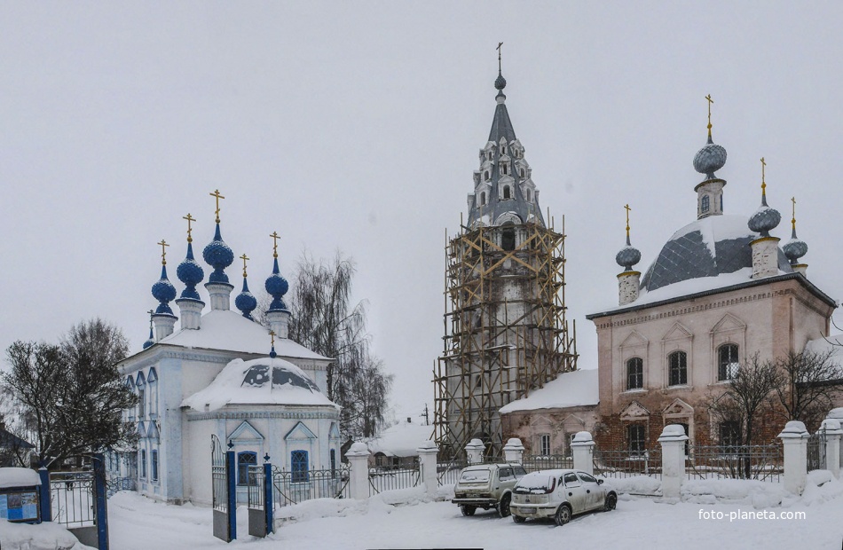 Зимняя Введенская церковь и летняя церковь святителя Василия Великого с шатровой колокольней