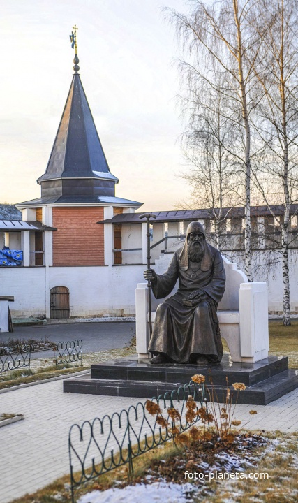 Памятник Патриарху Иову
