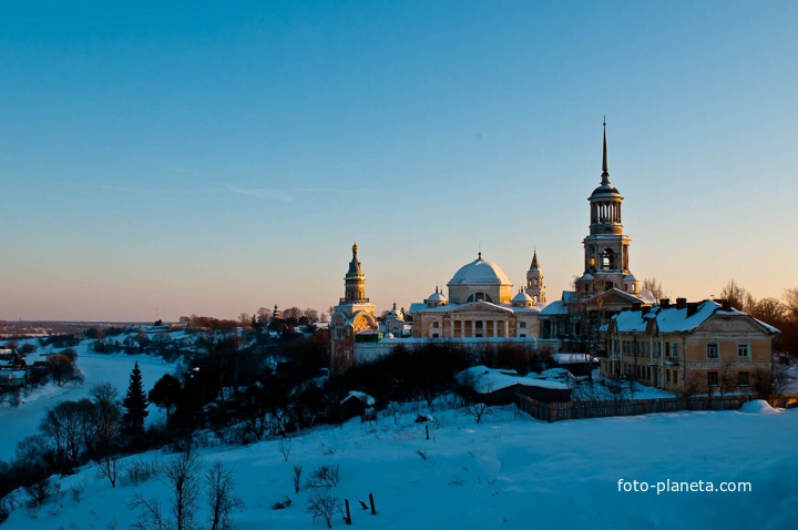 Вид на Борисоглебский мужской монастырь с земляного вала Торжокского кремля