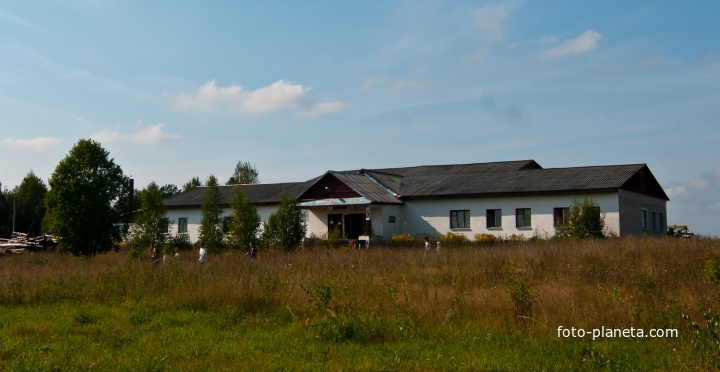 Бывшая школа в деревне Ручки