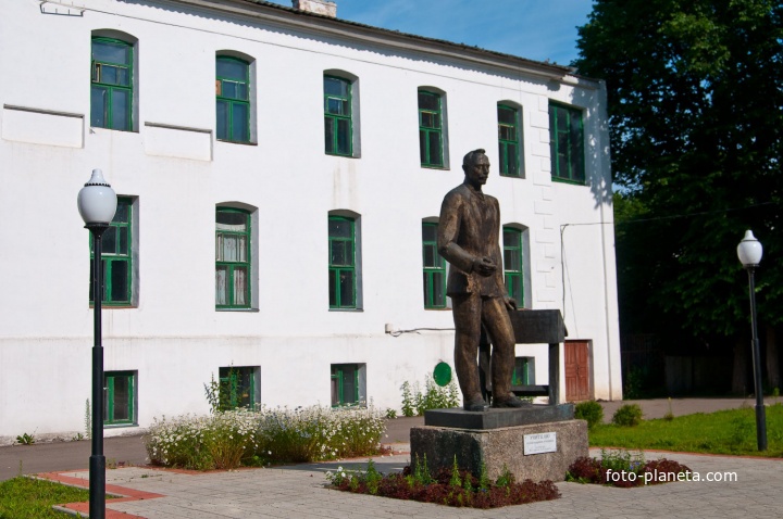 Памятник учителю