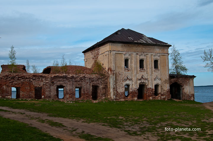Разрушенная церковь на окраине Весьегонска