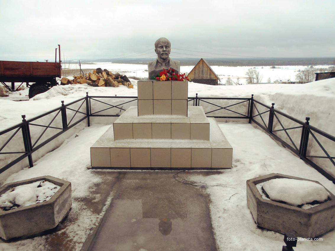 Памятник В.И.Ленину в селе