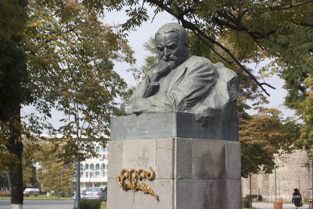Памятник  Илье Чавчавадзе