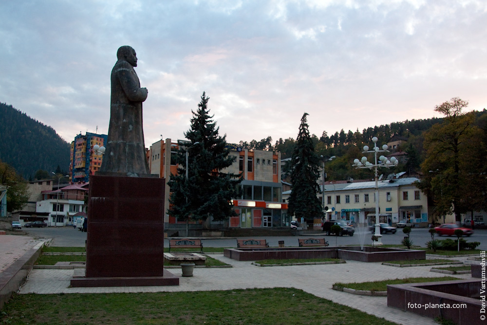 Центр Боржоми с памятником Илье Чавчавадзе