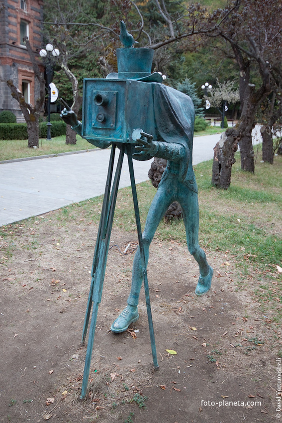 Скульптура на входе в парк