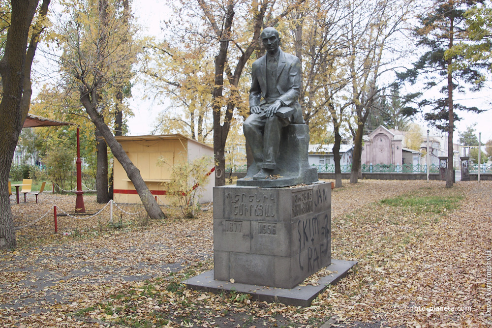 Памятник Деренику Демирчяну