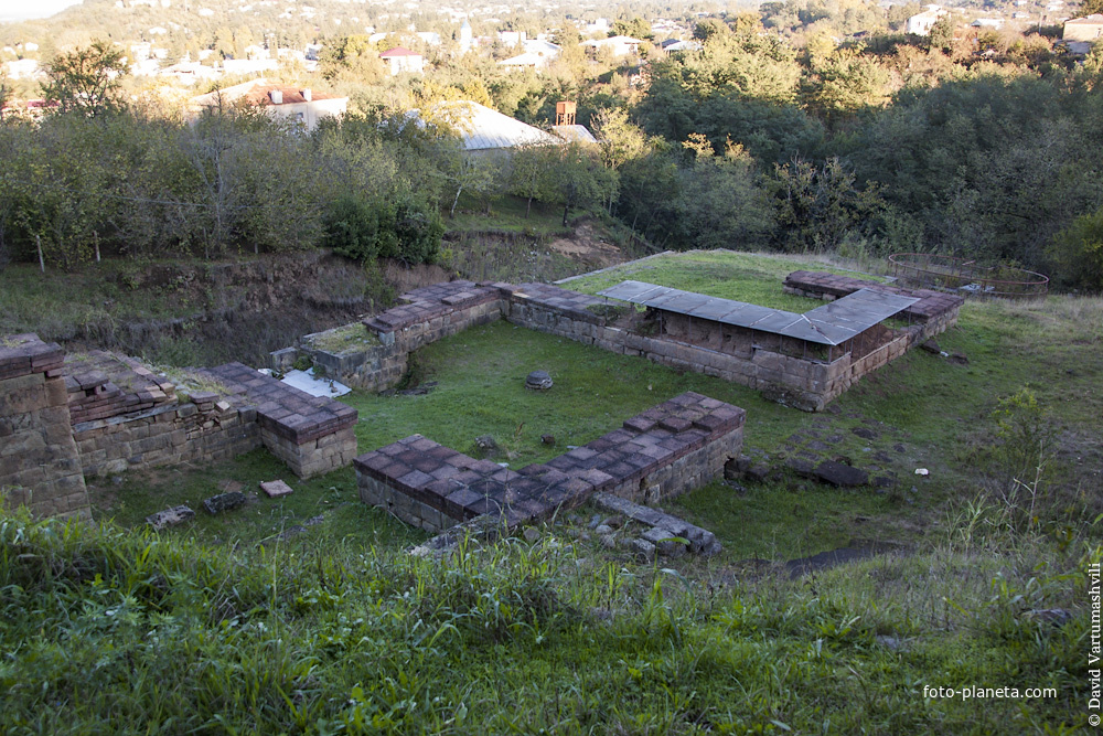 Остатки стен храмового комплекса II-I вв. до н.э