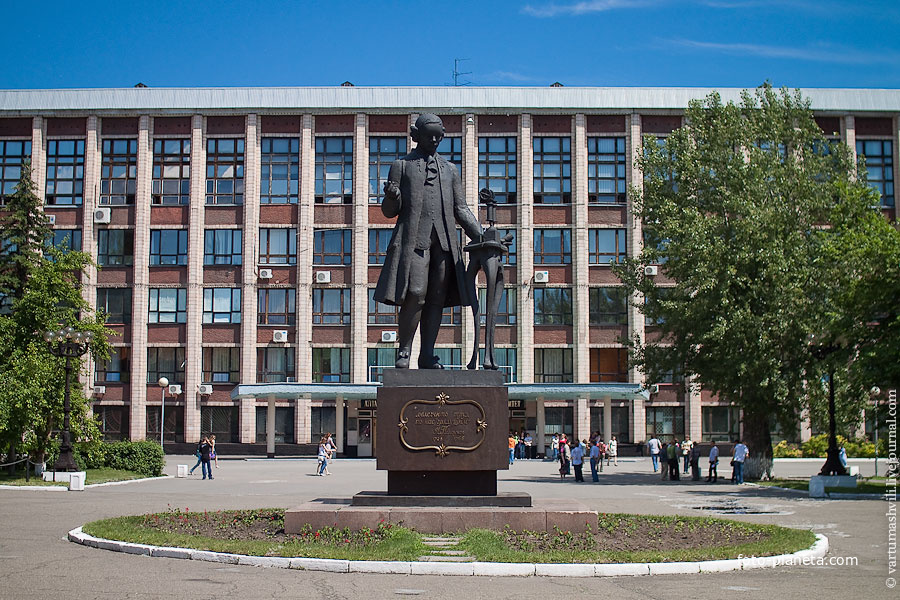 Памятник изобретателю Ивану Ползунову