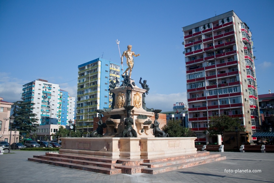 Площадь - Театральная, с фонтаном, со статуей Нептуна в центре