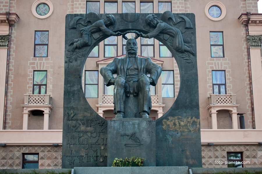 Памятник великому грузинскому писателю и поэту XIX века святому Илье Чавчавадзе