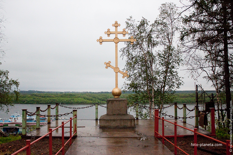Крест на берегу реки