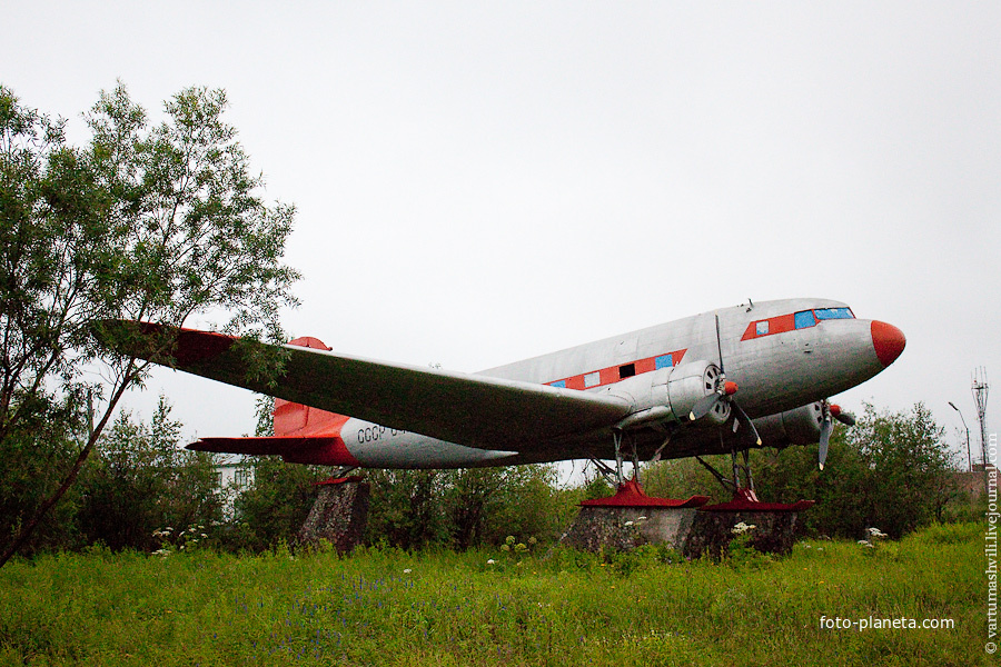 Памятник самолету ЛИ-2, который использовался при освоении Арктики