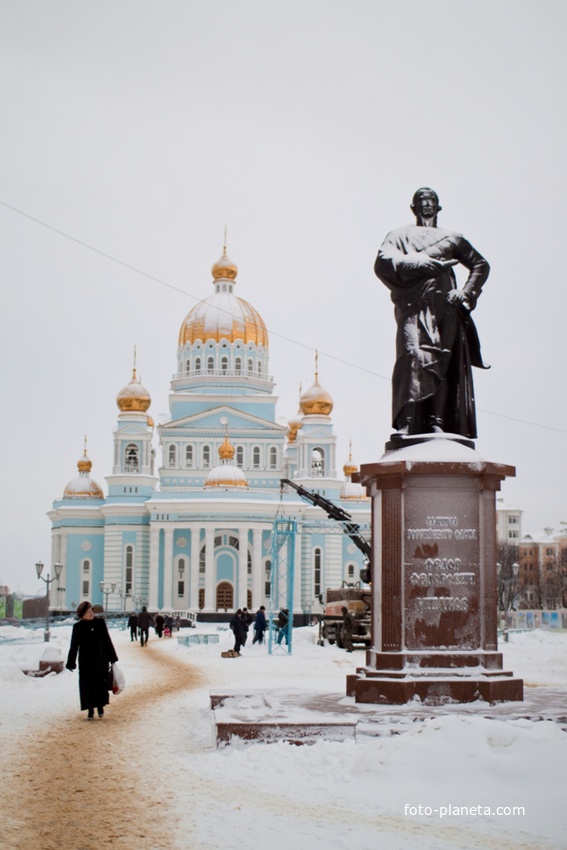 Свято-Федоровский собор  и памятник адмиралу Федору Ушакову