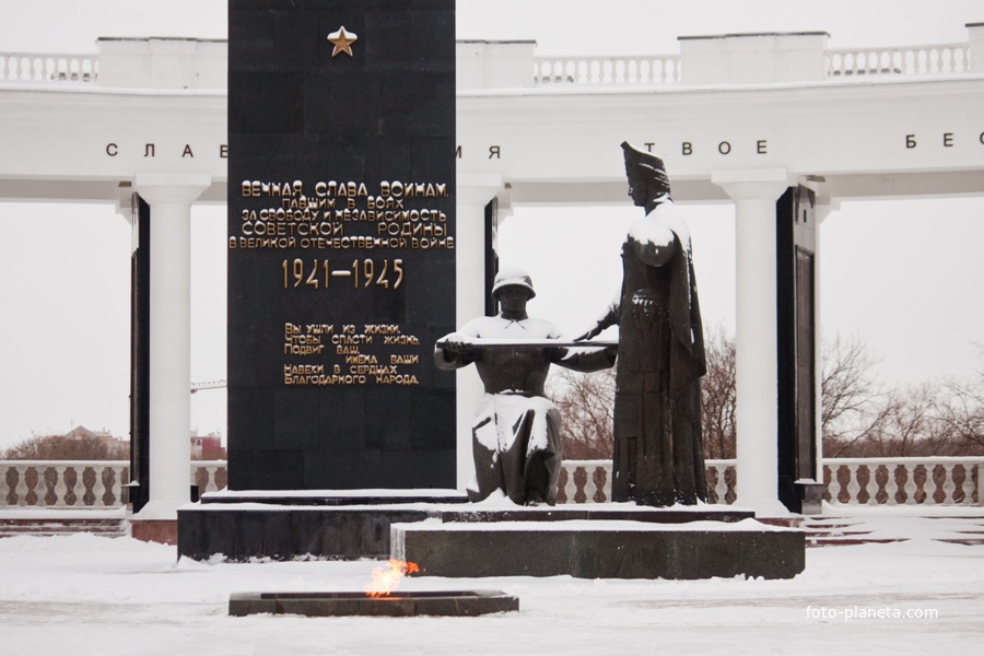 Памятник войнам ВОВ на площади Победы