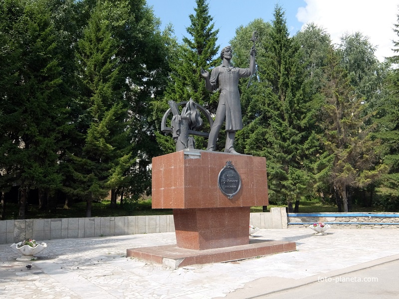 Памятник Ивану Бушуеву