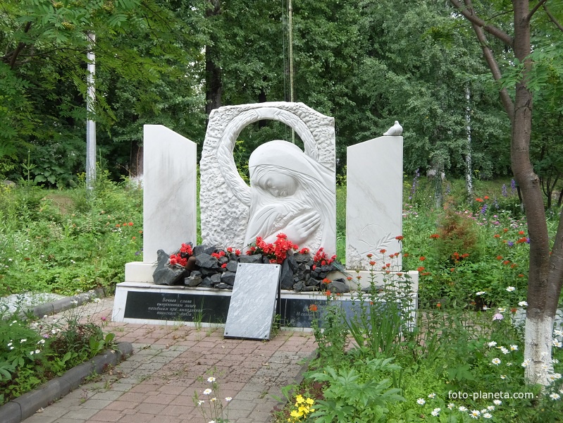 Мемориальный комплекс выпускникам лицея №40 , погибшим при исполнении воинского долга