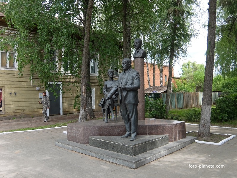 Памятник отцу и сыну Гумилёвым и Анне Ахматовой