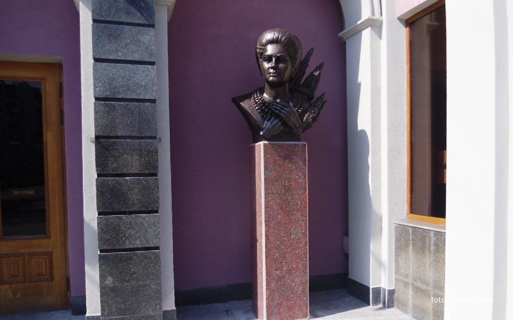 Пам&#039;ятник Раїсі Кириченко біля будівлі Черкаської обласної філармонії.