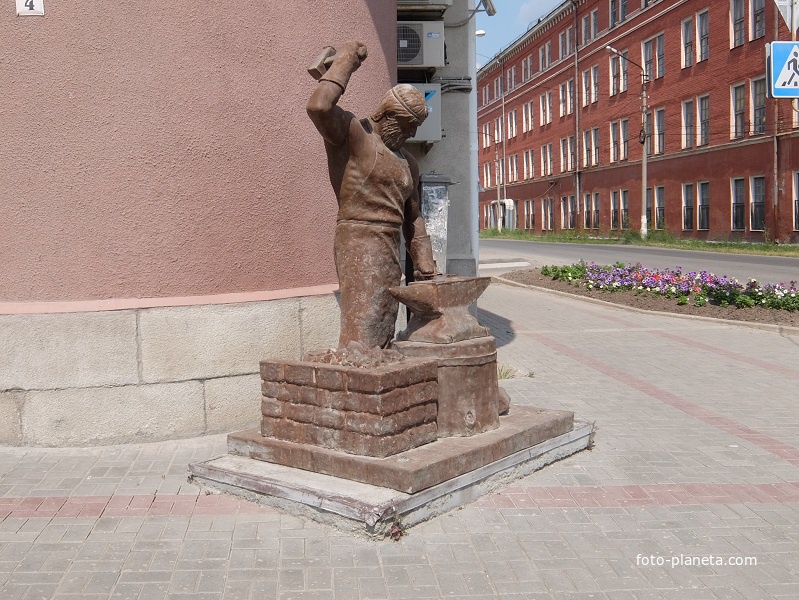 Памятник кузнецу