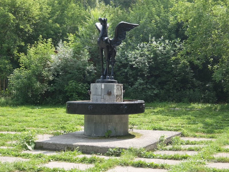 На улице Ленина - скульптура крылатого коня
