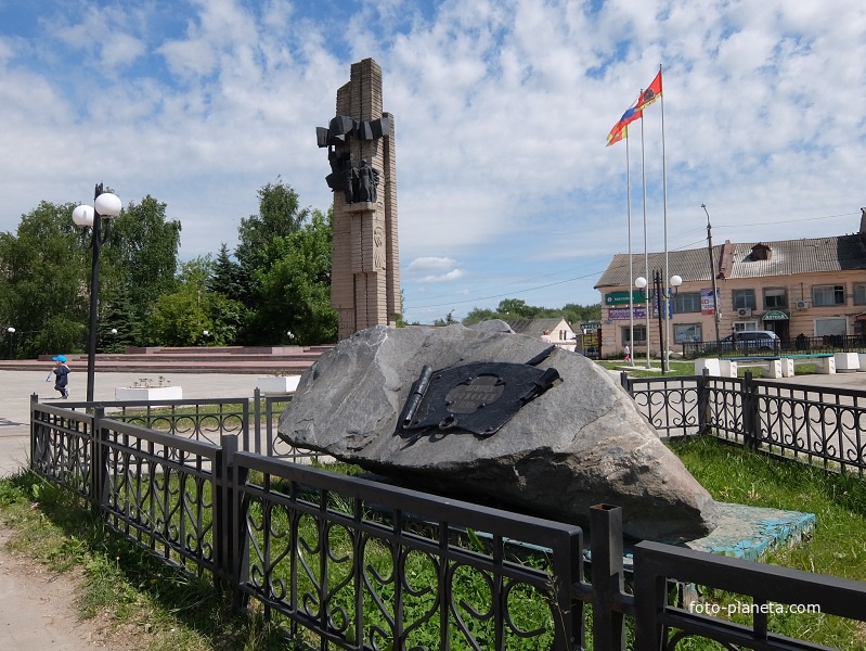 Памятник жертвам Великой Отечественной и камень в честь основания Бежецка