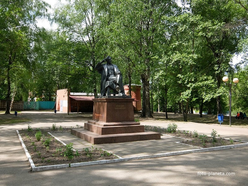 Памятник писателю Шишкову