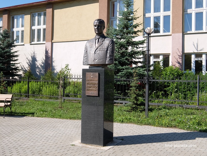 Памятник майорау авиации Александру Епанешниковау