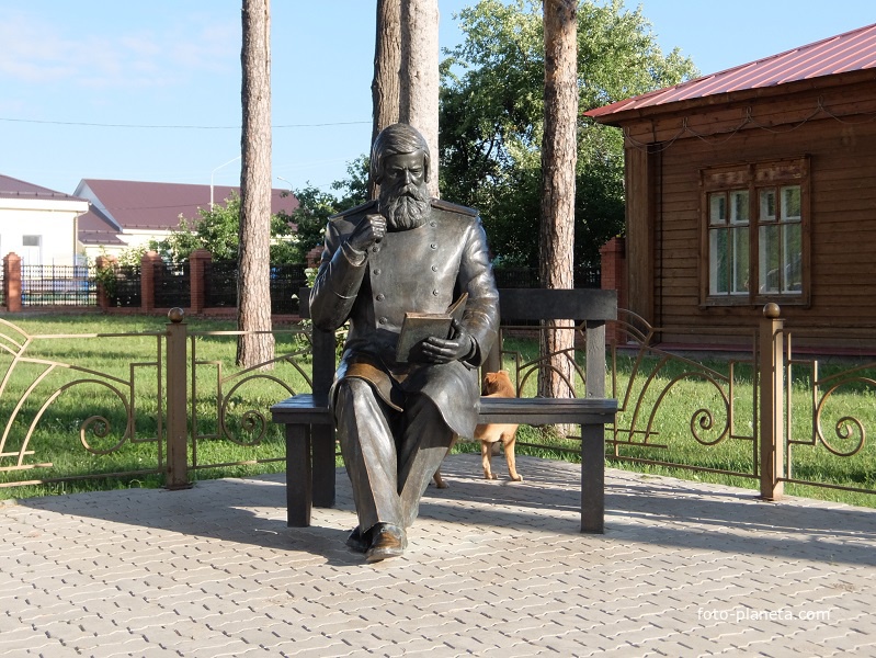 Памятник врачу и учёному Владимир Бехтерев