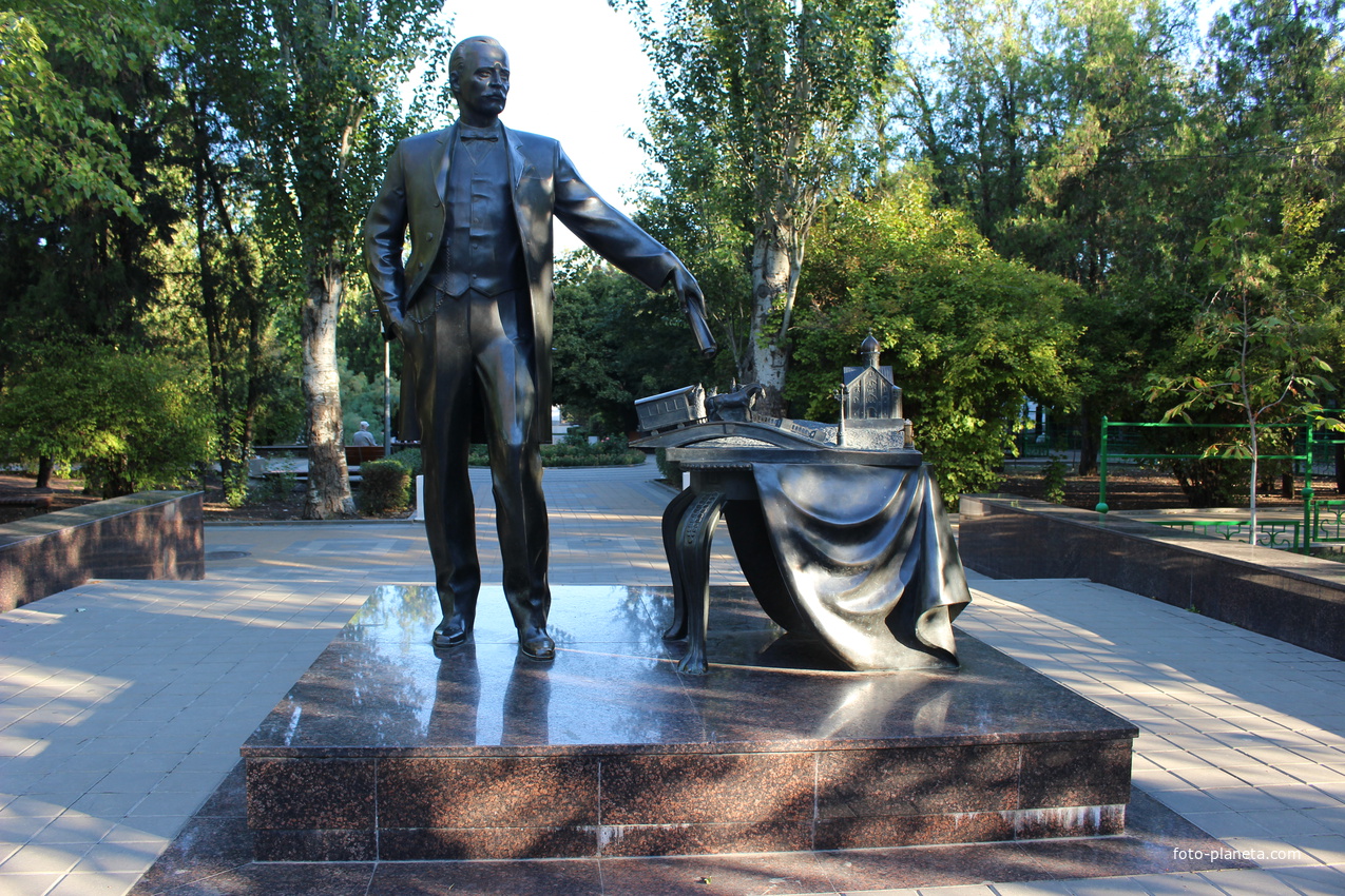 Памятник городскому голове Андрею Байкову.
