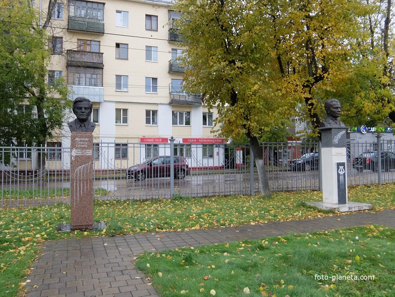 Памятники Будашкина и Туликова