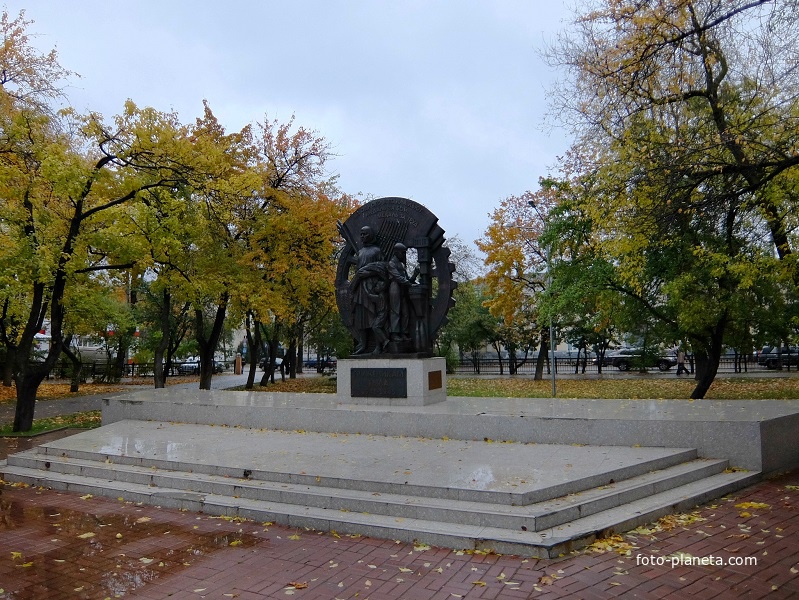 Памятник труженикам тыла в сквере им. П.А. Воронина