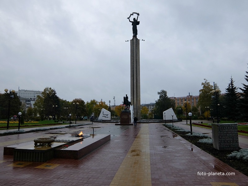 Площадь Победы и статуя Родины-Мать