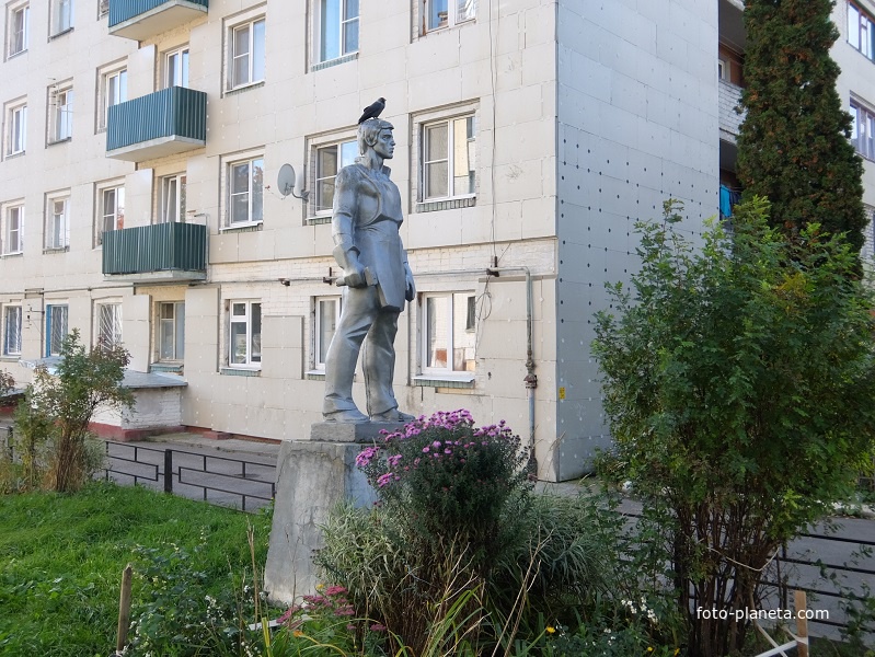 Памятник строителю на улице Огарева