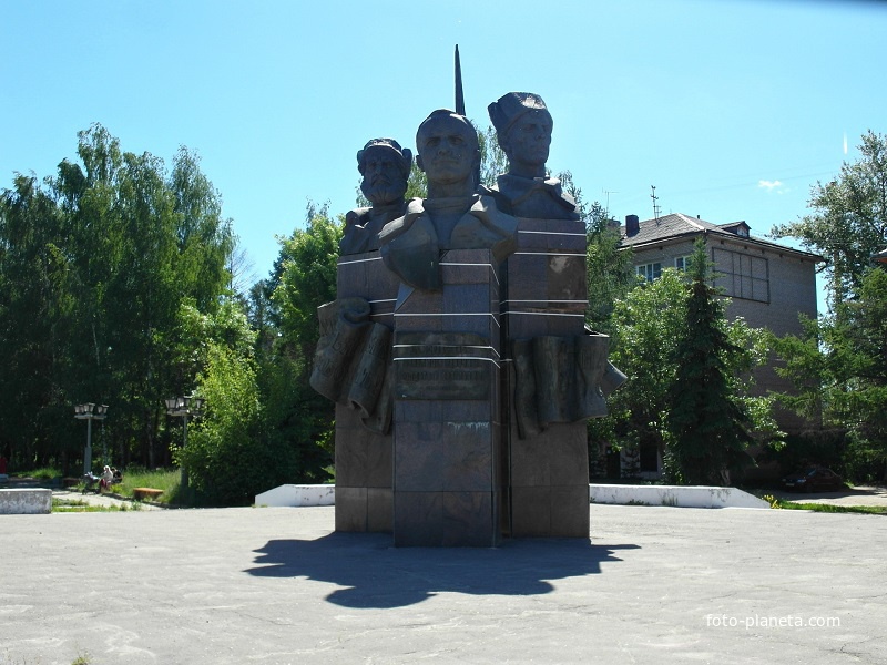 Памятник Революционерам