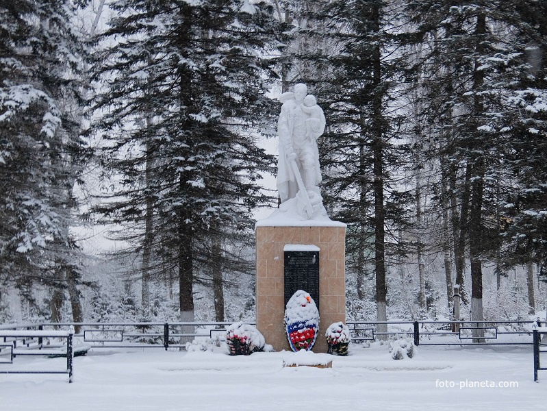 Братская могила Великой Отечественной с мемориалом