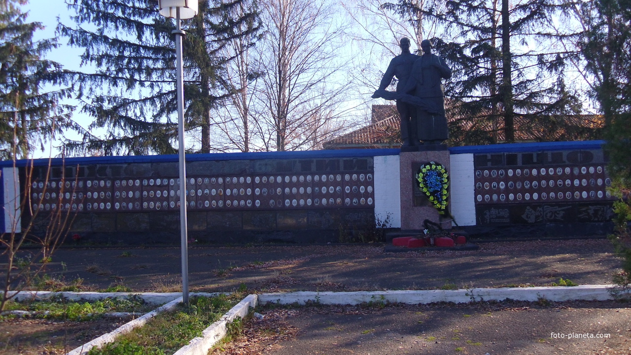 Пам&#039;ятник односельчанам  загиблим у війні 1941-45 р .