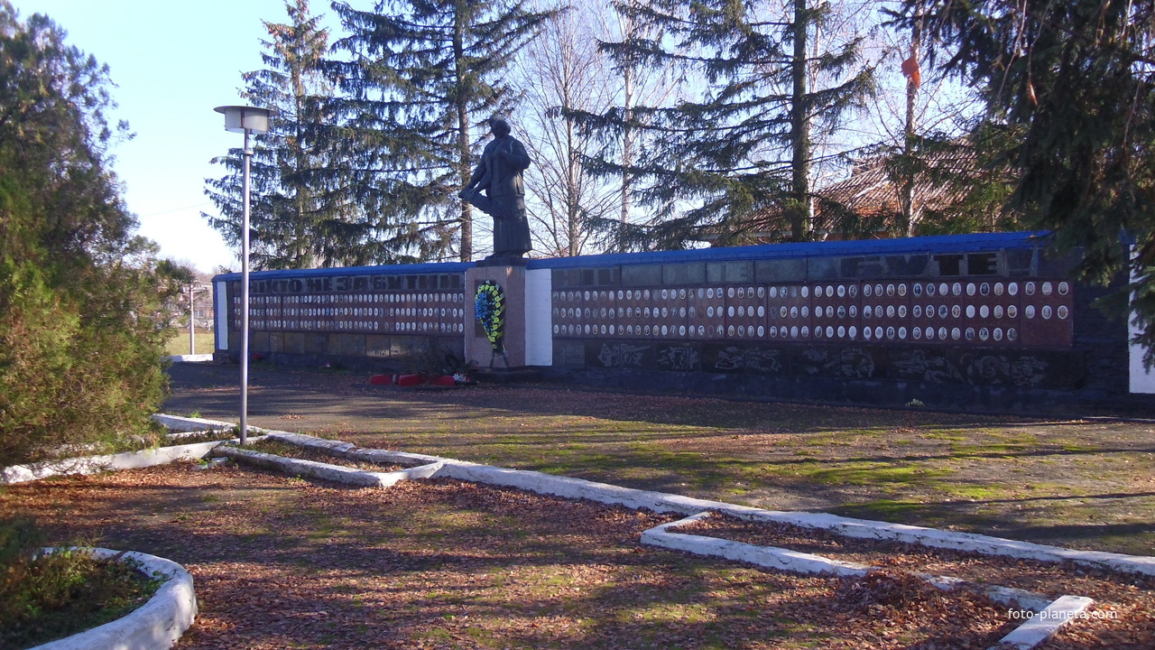 Пам&#039;ятник односельчанам  загиблим у війні 1941-45 р .