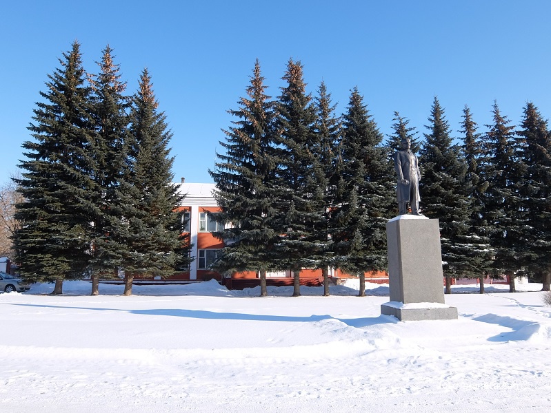 Памятник Ленину перед зданием администрации