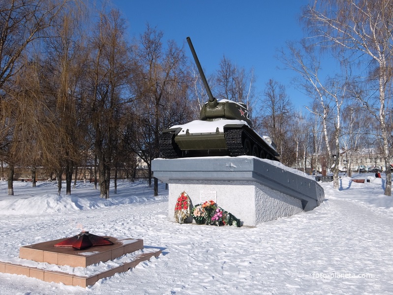 танк Т-34 и вечный огонь в городе