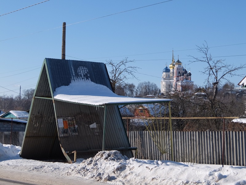 Местная остановка и вид на Спасо-Преображенский собор и Троицкую церковь
