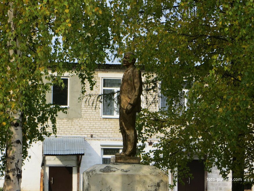 Памятник Ленину у дома культуры.