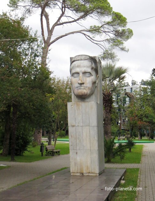 Парк имени Ленина. Памятник Ефрему Эшба