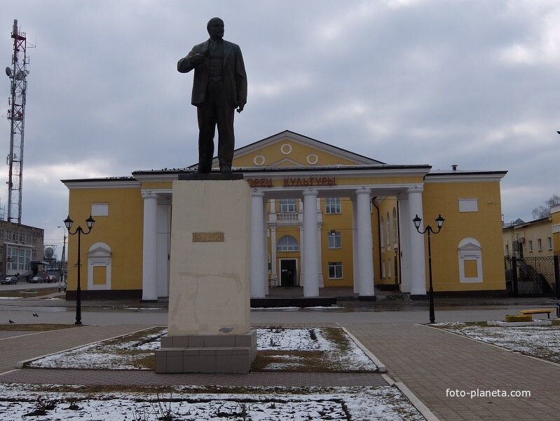 Дворец Культуры и памятник Ленину