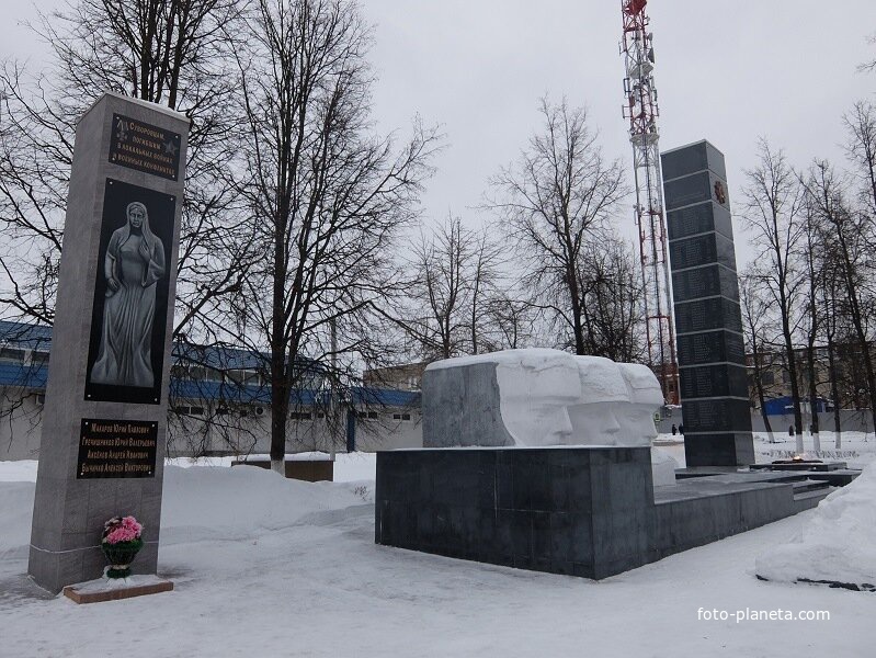 Воинский мемориал на братской могиле и памятник суворовцам, погибшим в локальных конфликтах (слева)