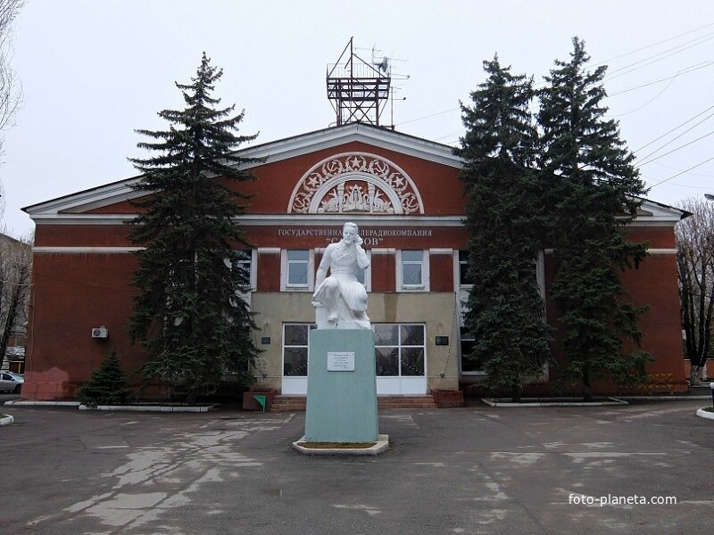 Перед зданием саратовского телецентра памятник русскому изобретателю радио А.С. Попову