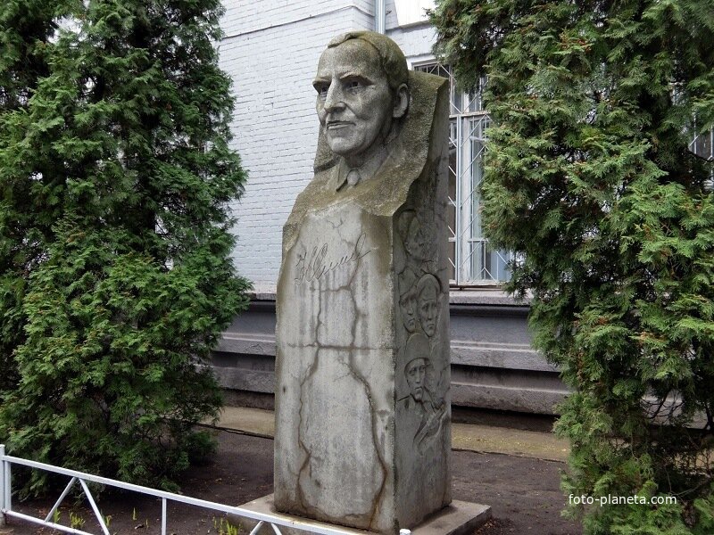Памятник советскому писателю К.М. Симонову