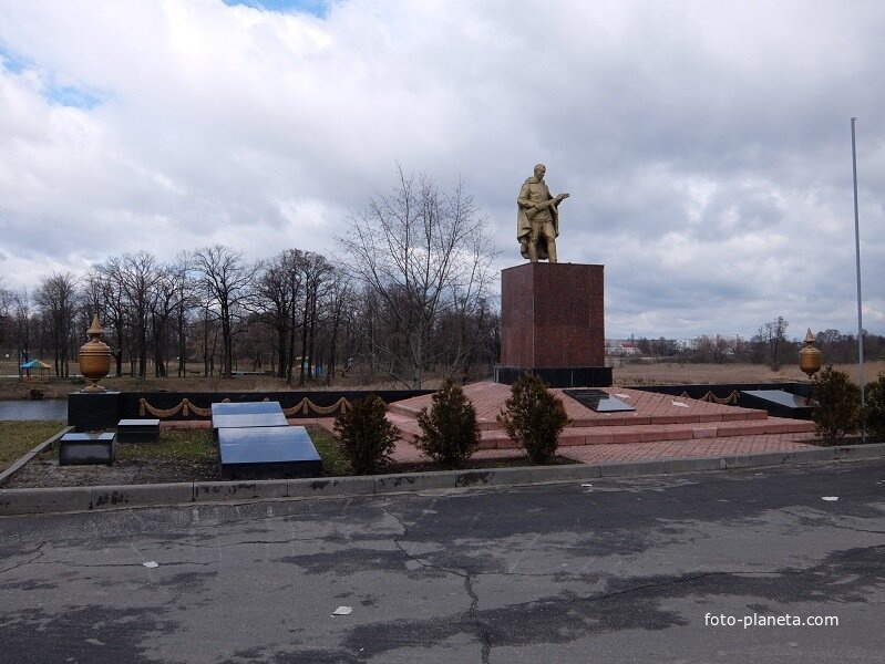 Братская могила времён Великой Отечественной с памятником перед ДК