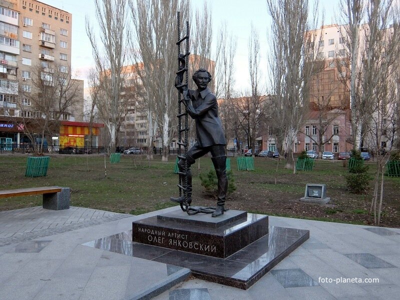 Памятник актёру Олегу Янковскому